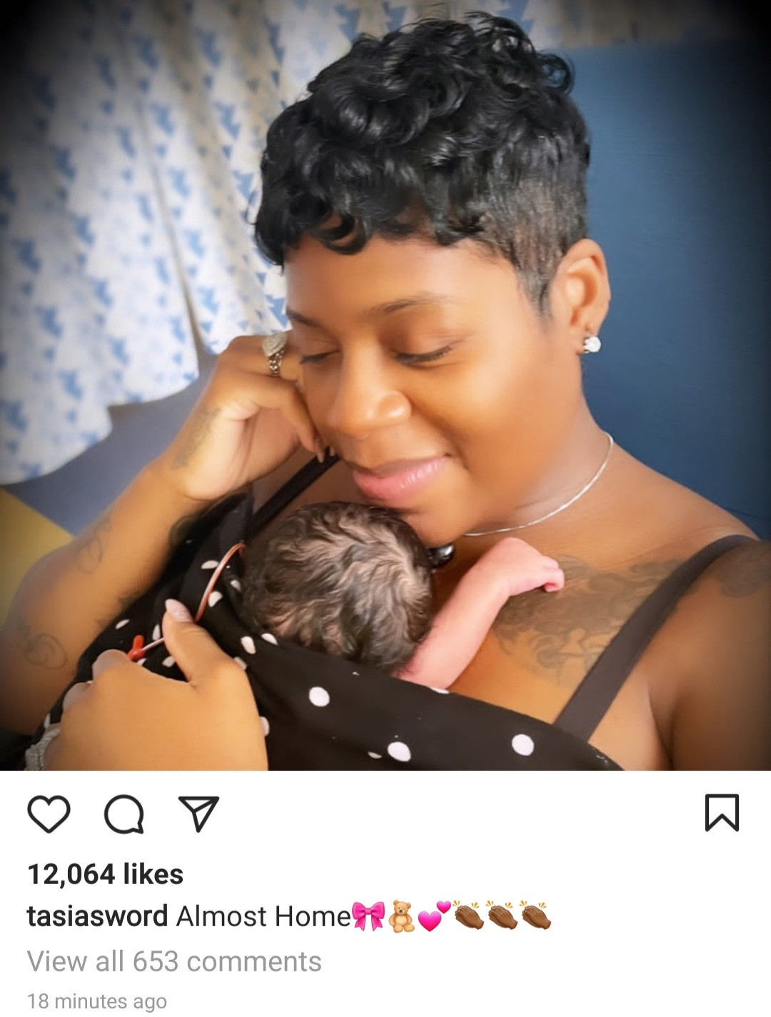 Lovely moment of Singer, Fantasia newborn daughter