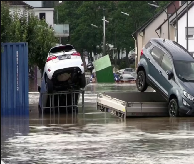 20 killed and 70 people missing as floods destroy buildings and leave families trapped on rooftops in Germany (photos)